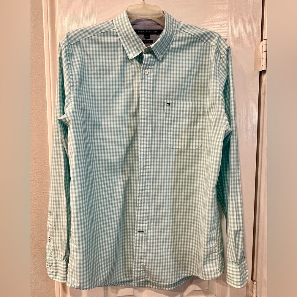 Tommy Hilfiger Classic fit men’s long sleeved button down shirt. Like new